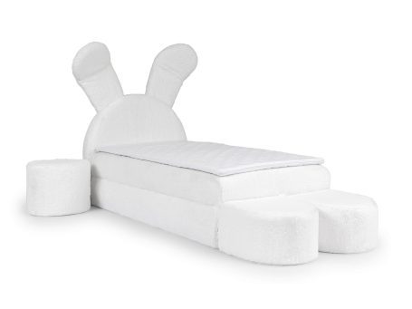 Białe dziecięce łóżko z zagłówkiem w kształcie króliczych uszu