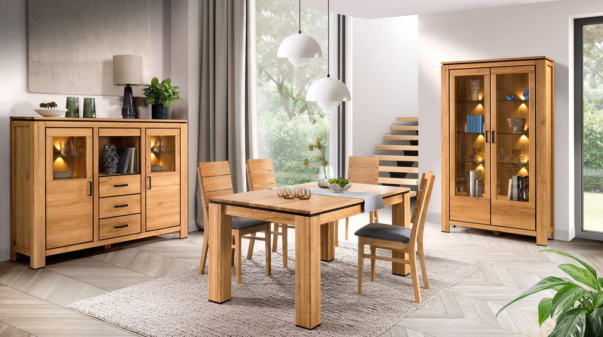 Zestaw stołu i czterech krzeseł z litego drewna do jadalni