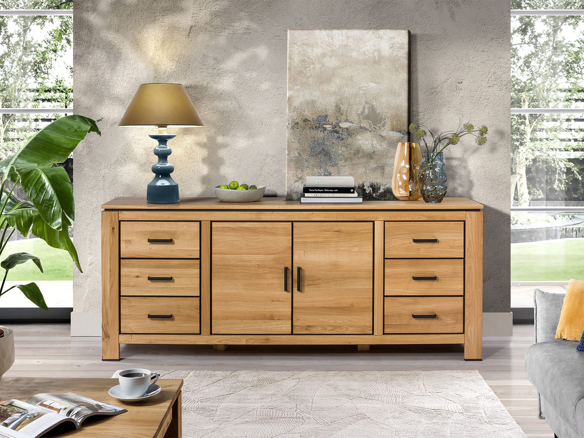 Drewniana komoda z trzema szafkami i szufladami do salonu