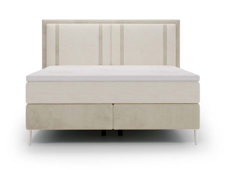 Eleganckie łóżko w stylu glamour z kremową tkaniną i metalowymi nóżkami