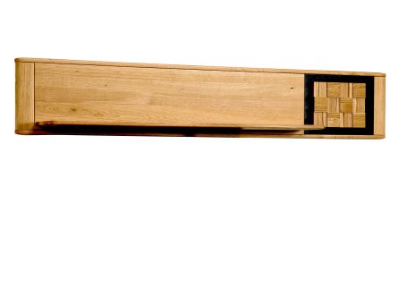 Dębowa półka wisząca z czarnymi akcentami w stylu nowoczesnym