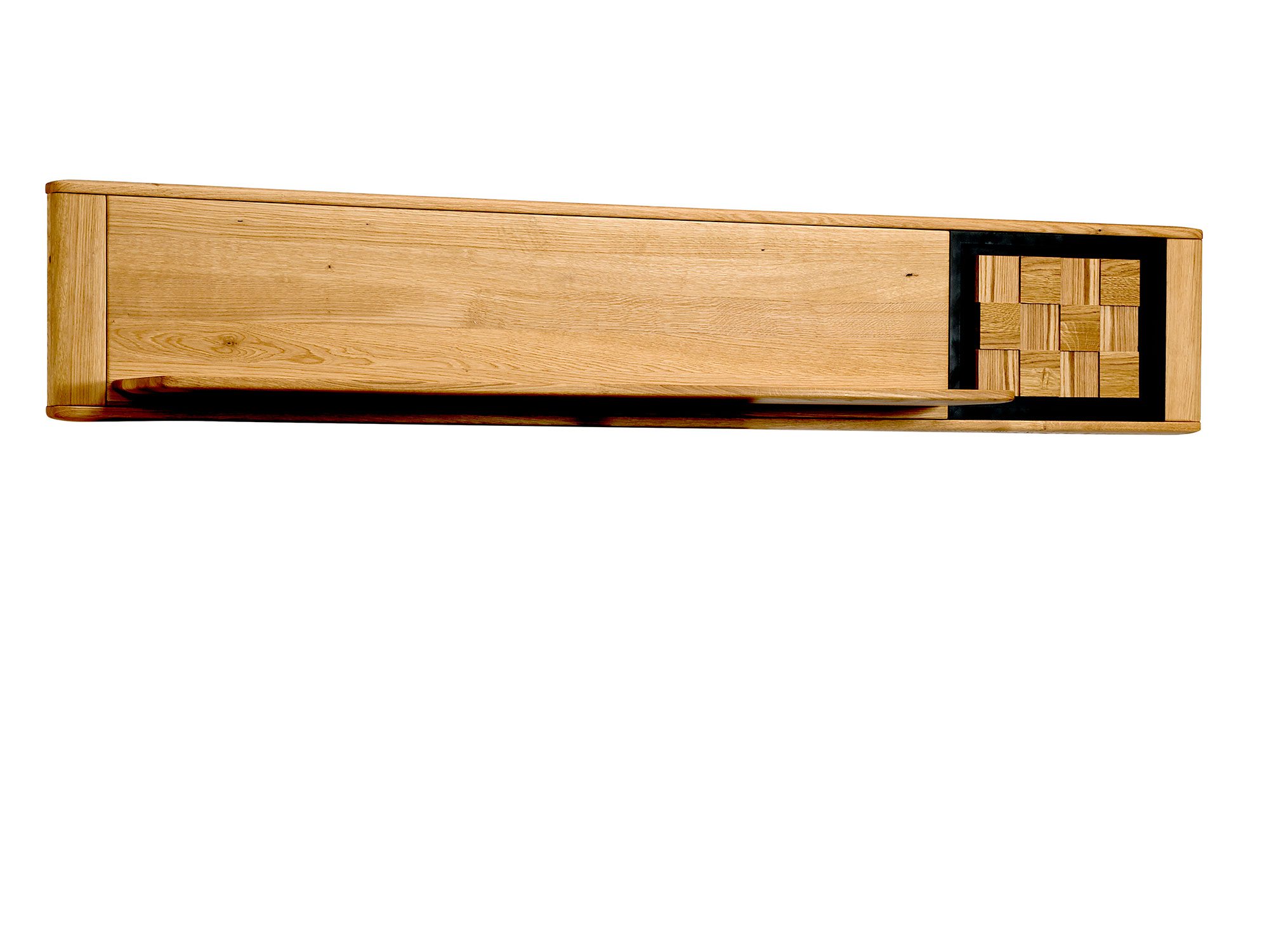 Dębowa półka wisząca z czarnymi akcentami w stylu nowoczesnym