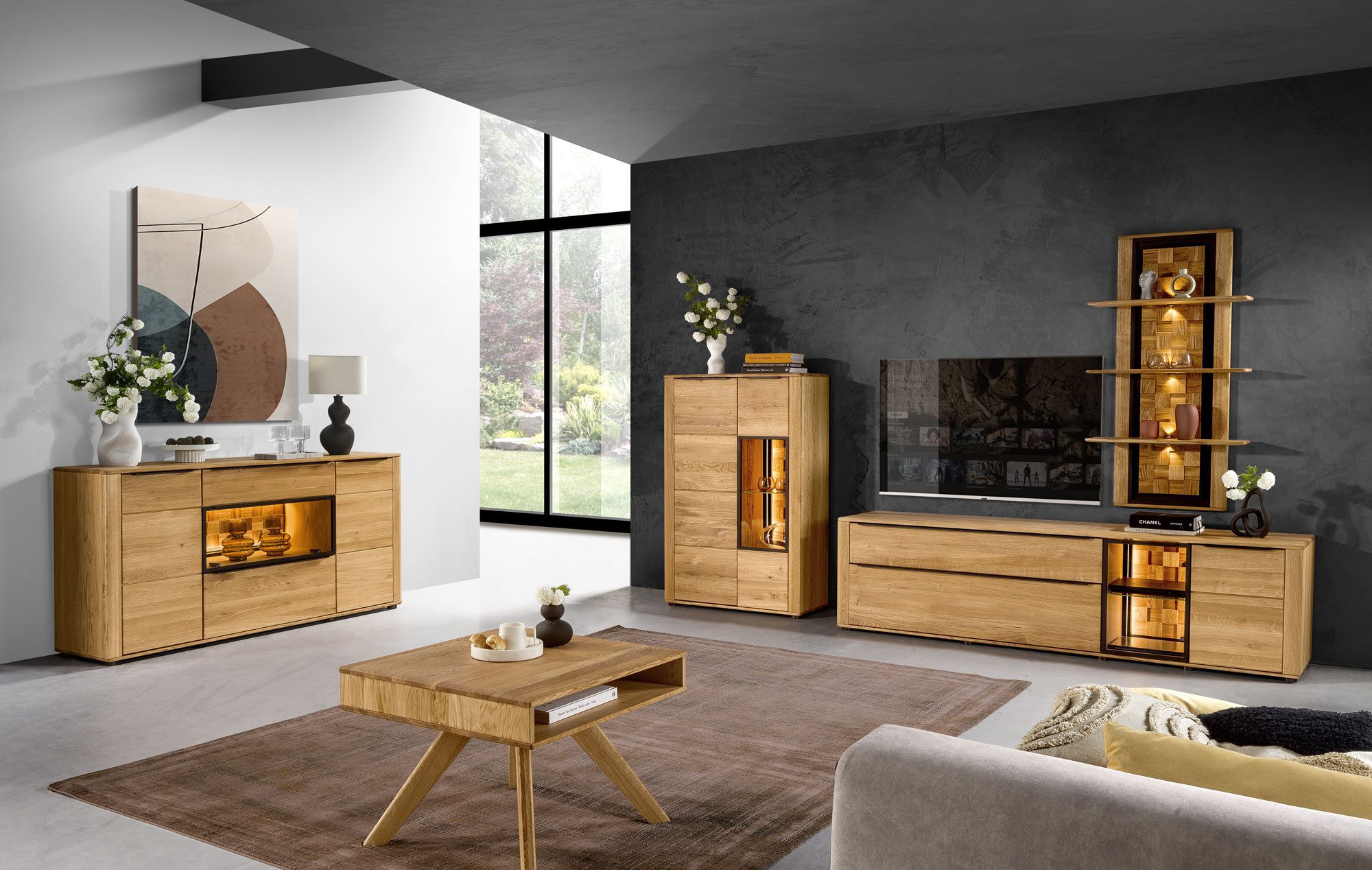 Nowoczesna aranżacja salonu z dębowymi meblami i stolikiem kawowym