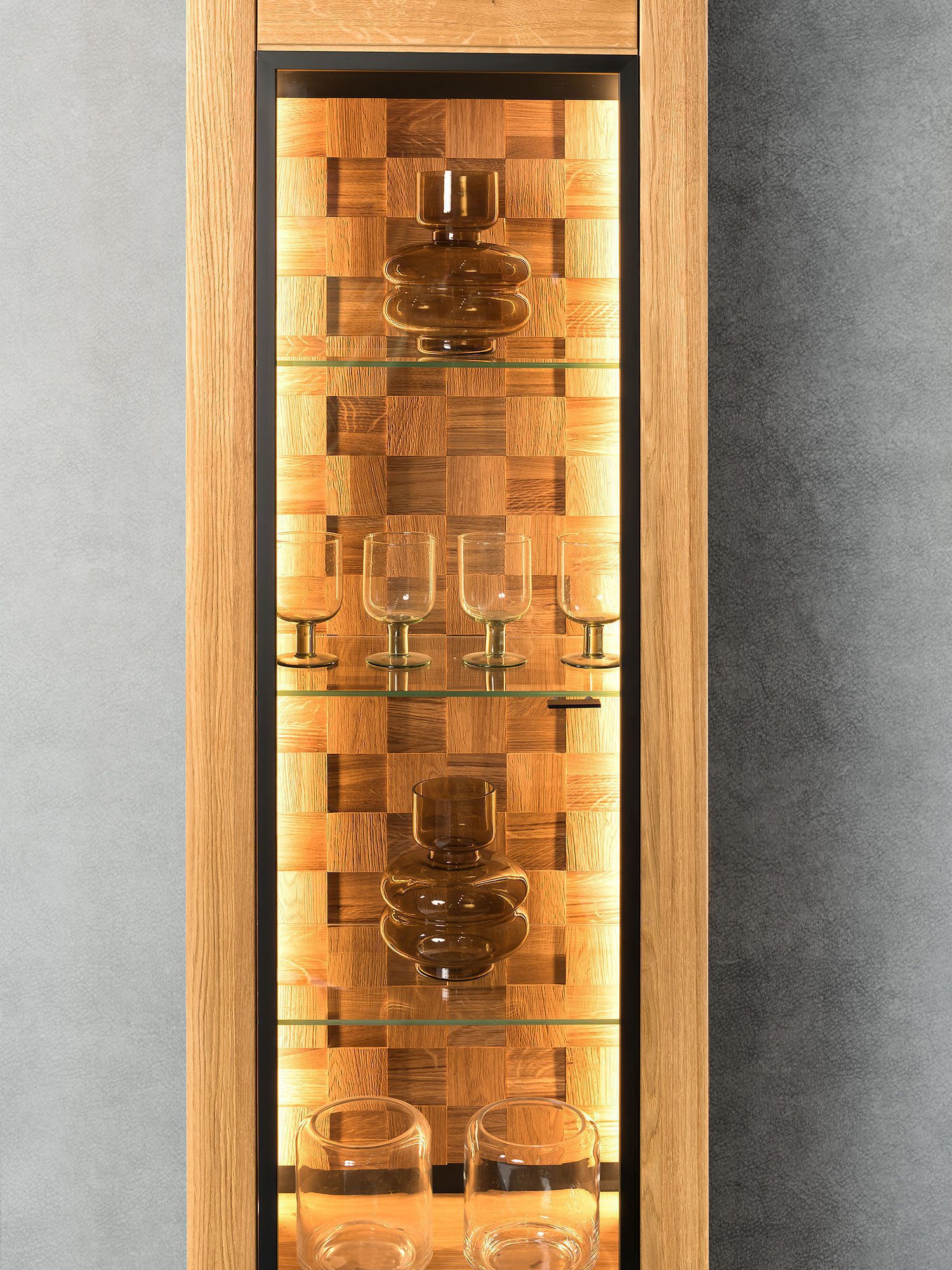 Zbliżenie na unikalny front witryny z drewna w mozaikowym stylu