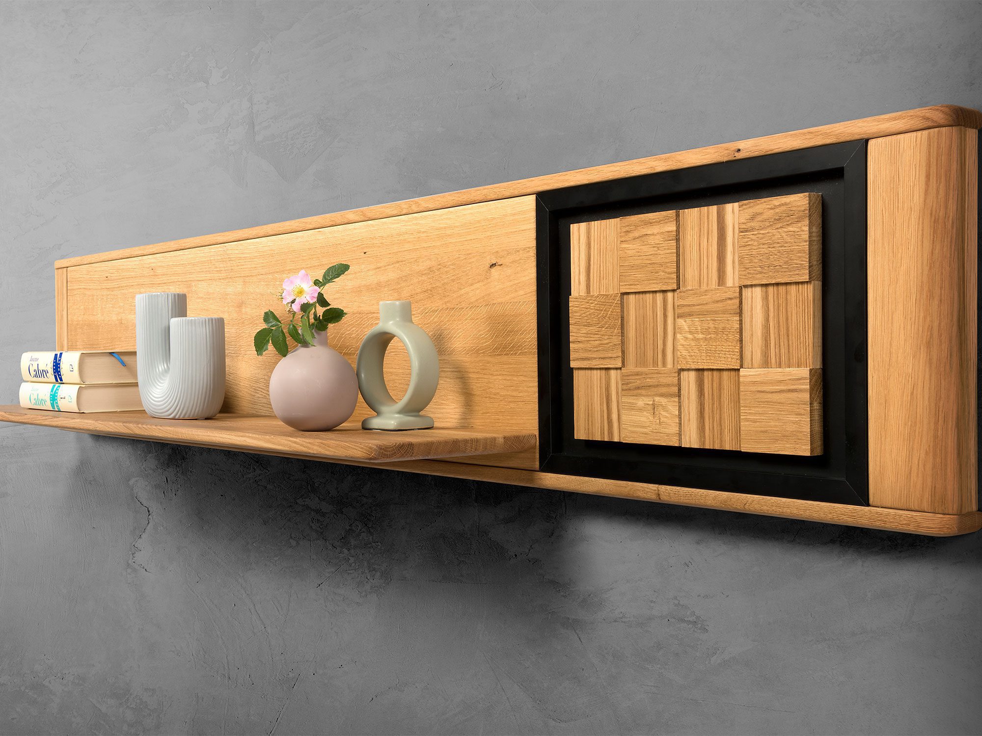 Długa półka wisząca wisząca z drewna z dekoracyjną kratką i ledowym światłem