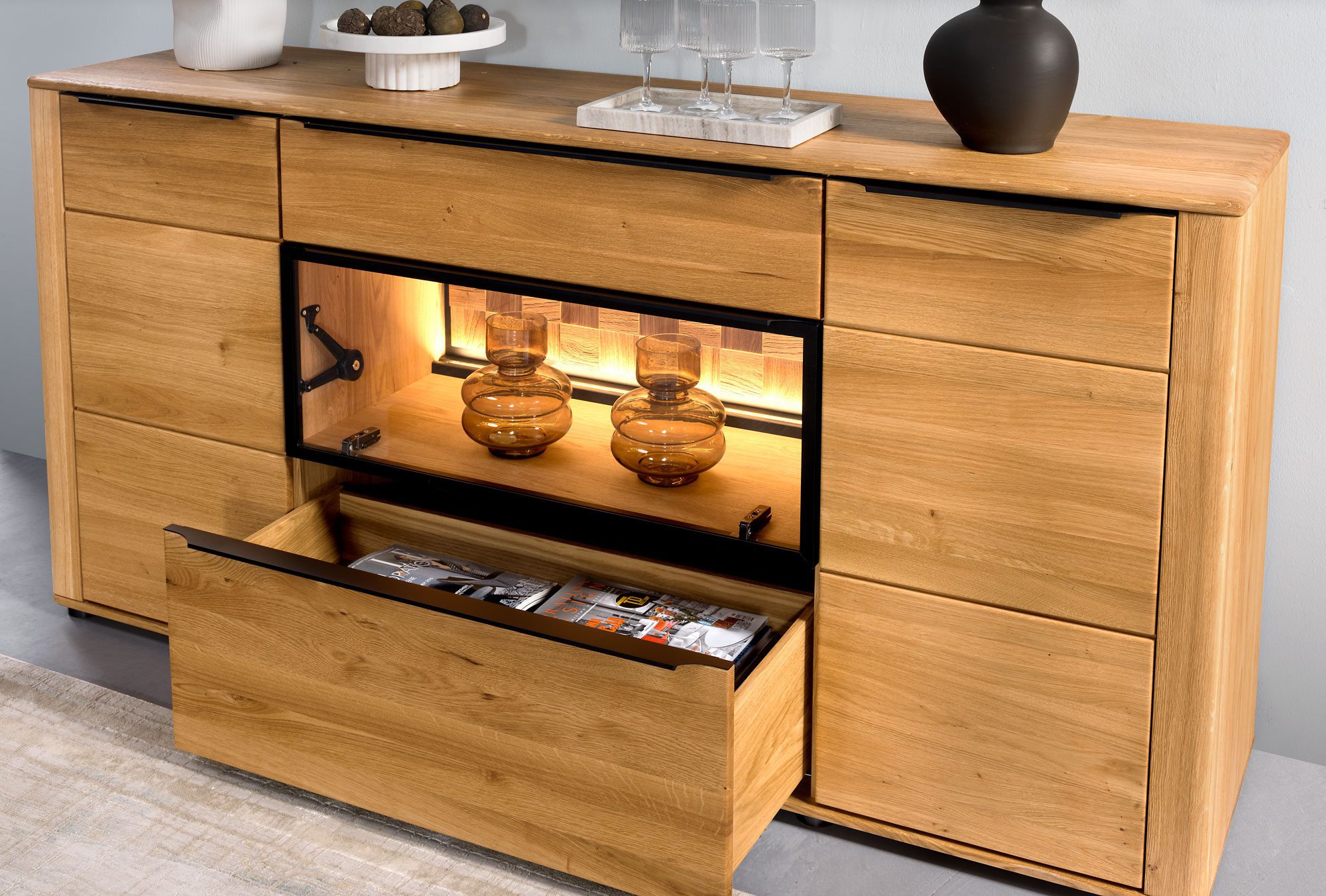 Drewniana komoda z podświetleniem LED i czarnymi detalami