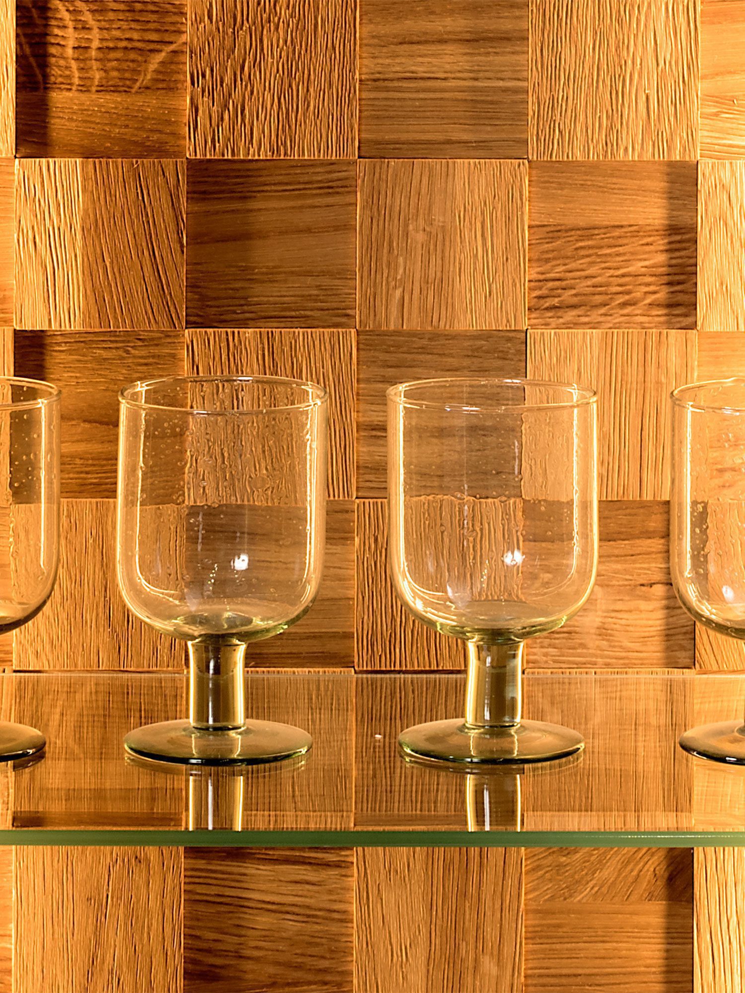 Zbliżenie na elementy dekoracyjne witryny z dębu litego