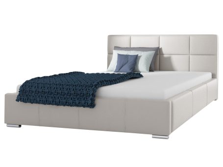 Stylowe łóżko beżowe z wysokim zagłówkiem i białą narzutą