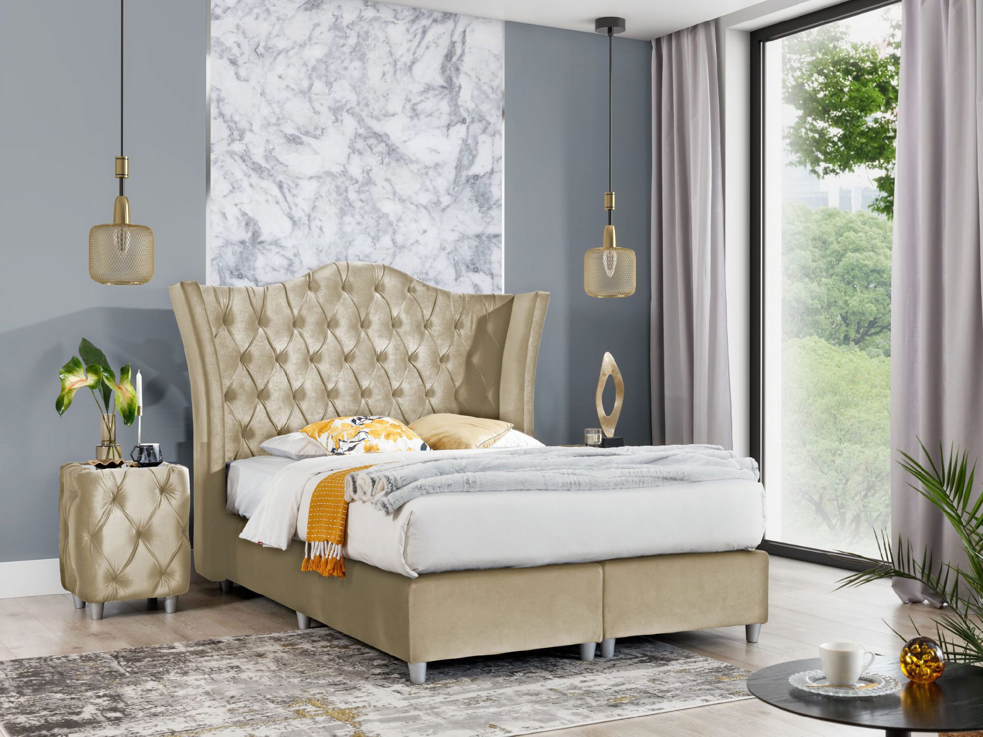 Luksusowe łóżko tapicerowane z wysokim zagłówkiem w stylu glamour Luksusowe łóżko tapicerowane z wysokim zagłówkiem w stylu glamour