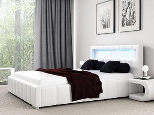 Miniatura 3 - Bílé postel se koženým čelem a polštáři, elegantní aranžmá.