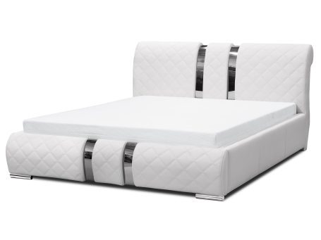 Niskie białe łóżko z dekoracyjnymi pasami i przeszyciami