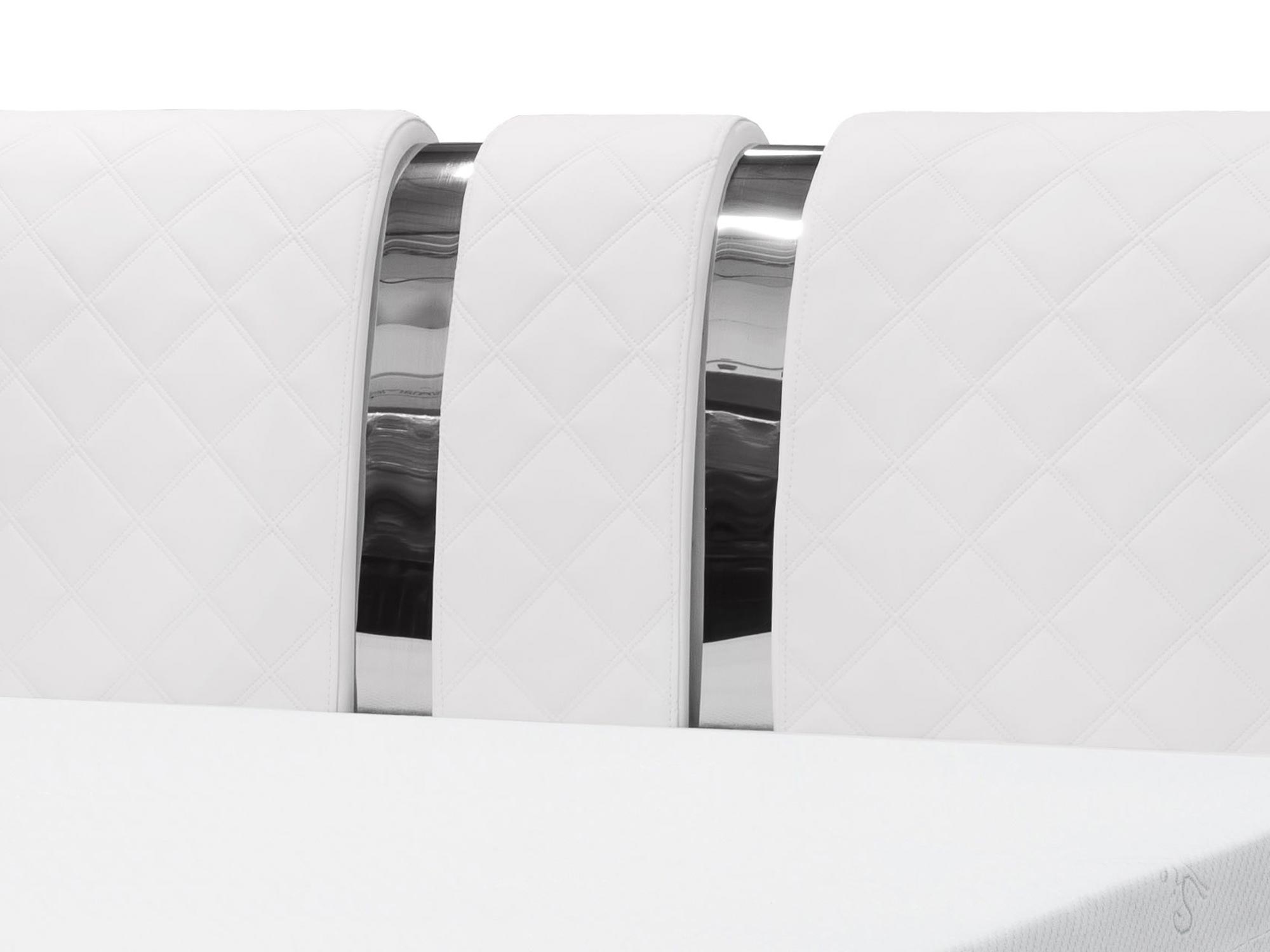 Zbliżenie na białe łóżko z pasami w stylu glamour Zbliżenie na białe łóżko z pasami w stylu glamour