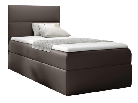 Brązowe łóżko – masywne, solidne.