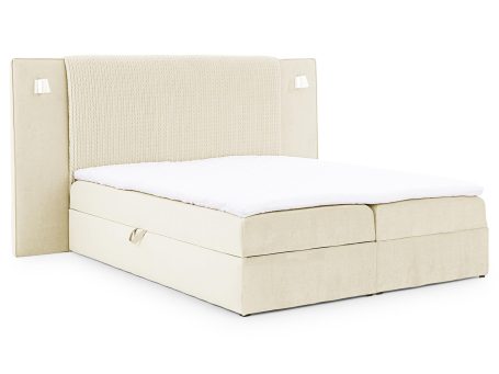 Łóżko tapicerowane w kolorze kremowym z prostym zagłówkiem – luksusowe łóżko do sypialni, które nadaje wnętrzu elegancji.