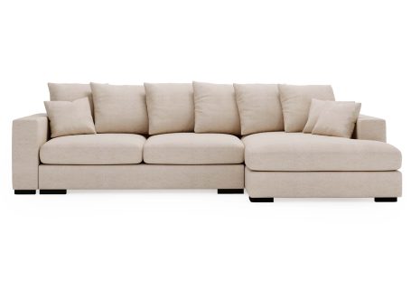 Sofa kremowa z szerokimi poduchami i czarnymi nogami