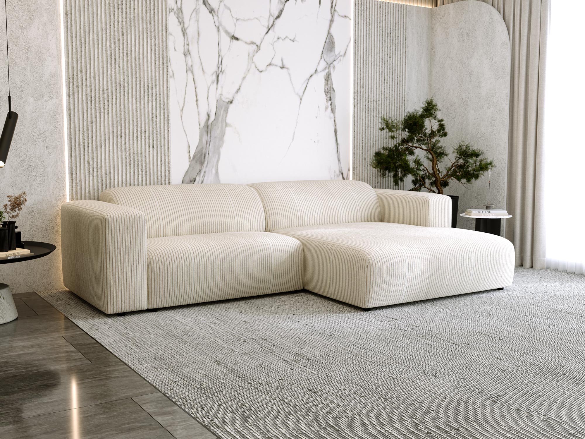 Beżowy narożnik wypoczynkowy w nowoczesnym wnętrzu z marmurową ścianą Beżowy narożnik wypoczynkowy w nowoczesnym wnętrzu z marmurową ścianą