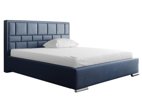 Niebieskie łóżko z geometrycznym pikowaniem i niskimi nóżkami