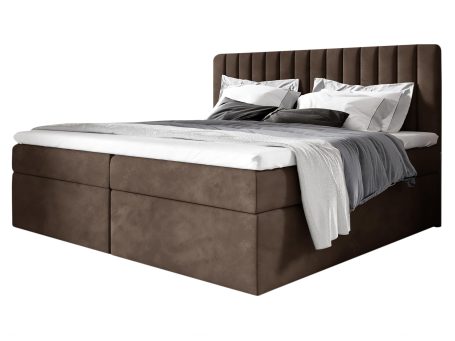 Łóżko tapicerowane w brązowym kolorze z pikowanym zagłówkiem