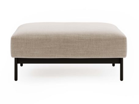 Kwadratowy puf w beżowym odcieniu i nowoczesnym stylu