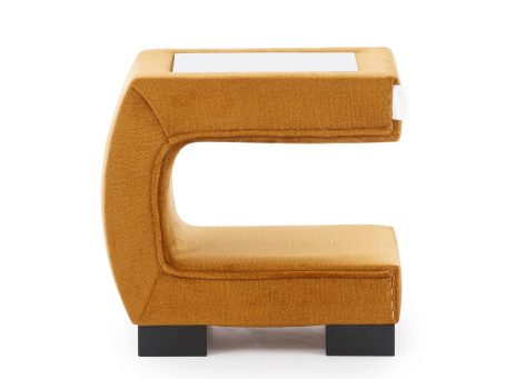 Stolik nocny w kolorze pomarańczowym w kształcie litery C