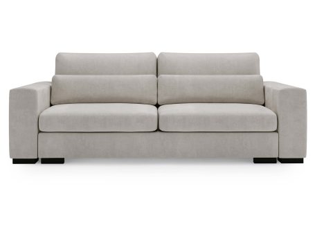 Sofa beżowa z miękkimi poduszkami i niską konstrukcją