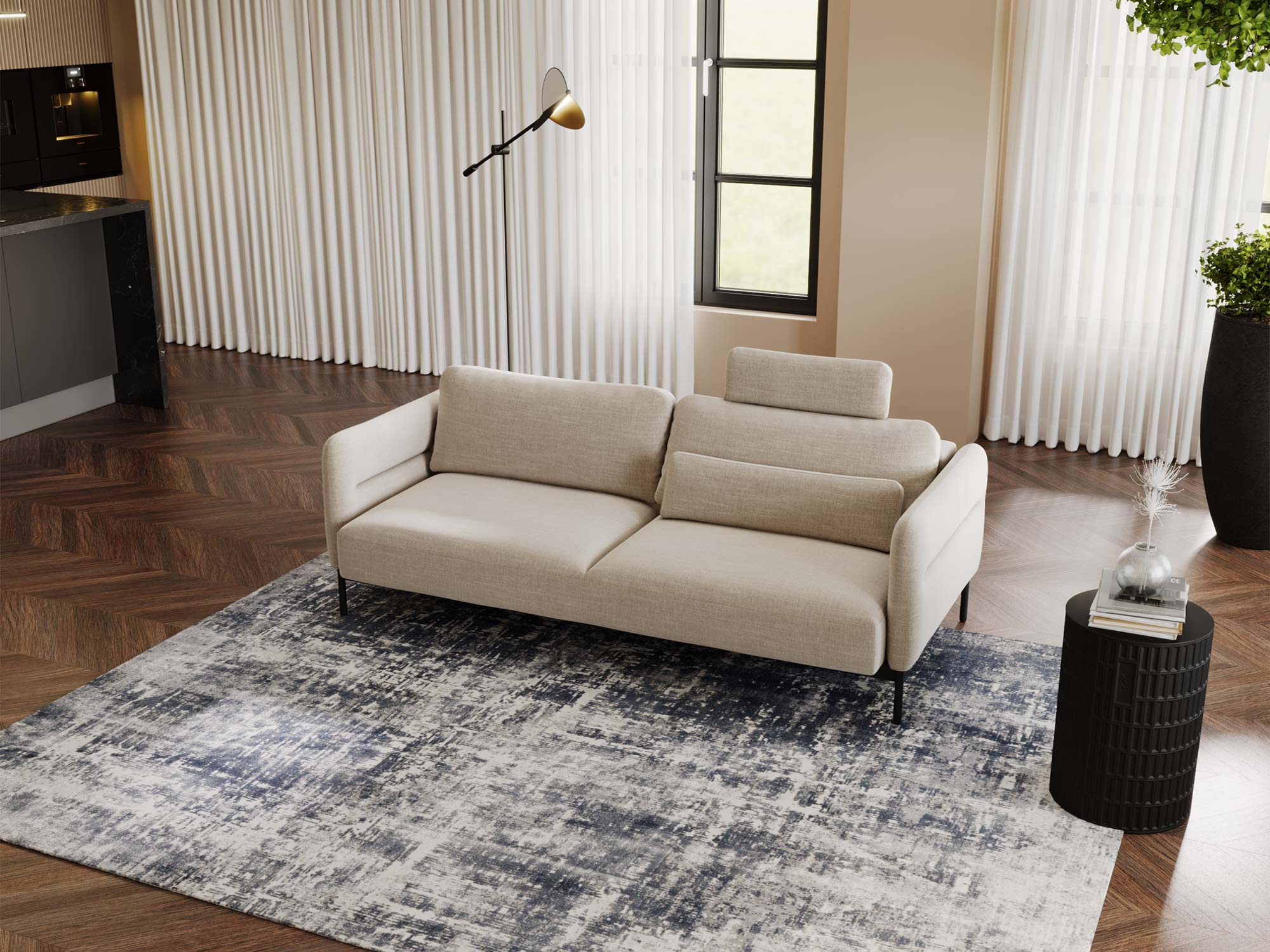 Sofa beżowa w aranżacji salonu z dywanem i lampą podłogową