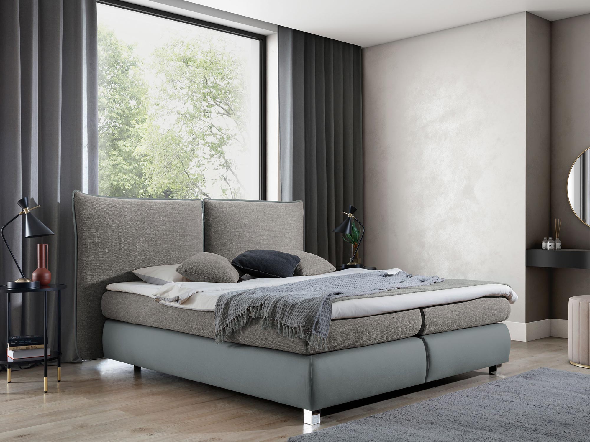 Beżowe łóżko kontynentalne z podwójnym materacem i chromowanymi nóżkami