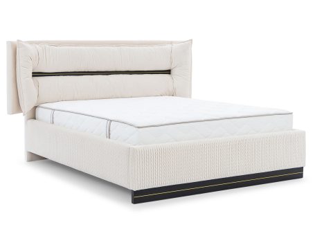 Jasnobeżowe łóżko tapicerowane z poziomym przeszyciem i pojemnikiem