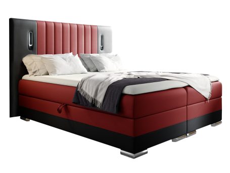 Czerwone łóżko z tapicerowanym zagłówkiem i metalowymi stopkami