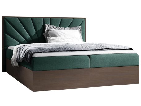 Zielone łóżko tapicerowane z nowoczesnym zagłówkiem i drewnianą podstawą