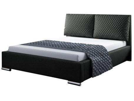 Czarne łóżko z prostokątnym zagłówkiem, jasna narzuta i biała sypialnia.