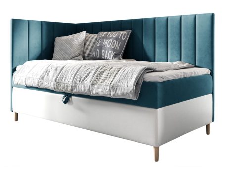 Turkusowe łóżko z napisem „Enjoy your back” – styl młodzieżowy.