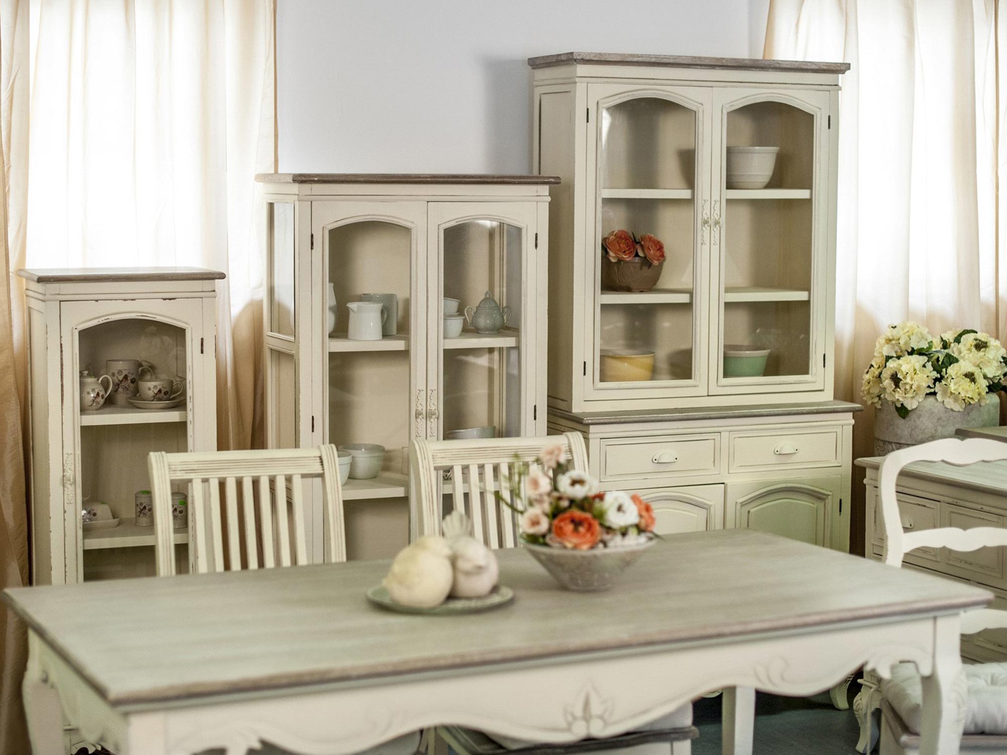 Elegancka witryna do jadalni w rustykalnym stylu z przeszkleniami