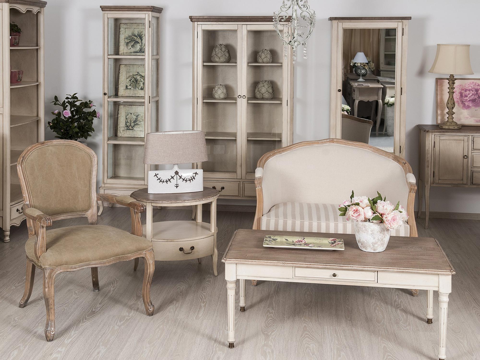 Salon w aranżacji z meblami prowansalskimi Salon w aranżacji z meblami prowansalskimi