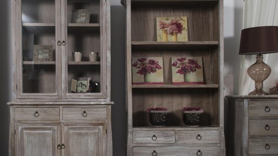 Miniaturka 7 - Drewniana witryna z przeszklonymi drzwiami i dekoracyjnymi frontami w stylu rustykalnym kolor jasny brąz