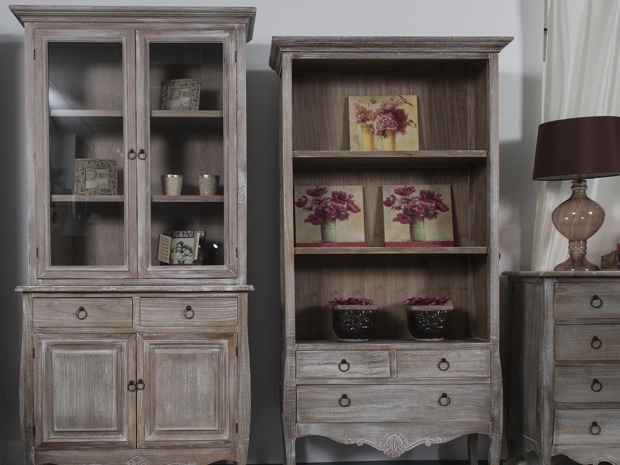 Drewniana witryna z przeszklonymi drzwiami i dekoracyjnymi frontami w stylu rustykalnym kolor jasny brąz