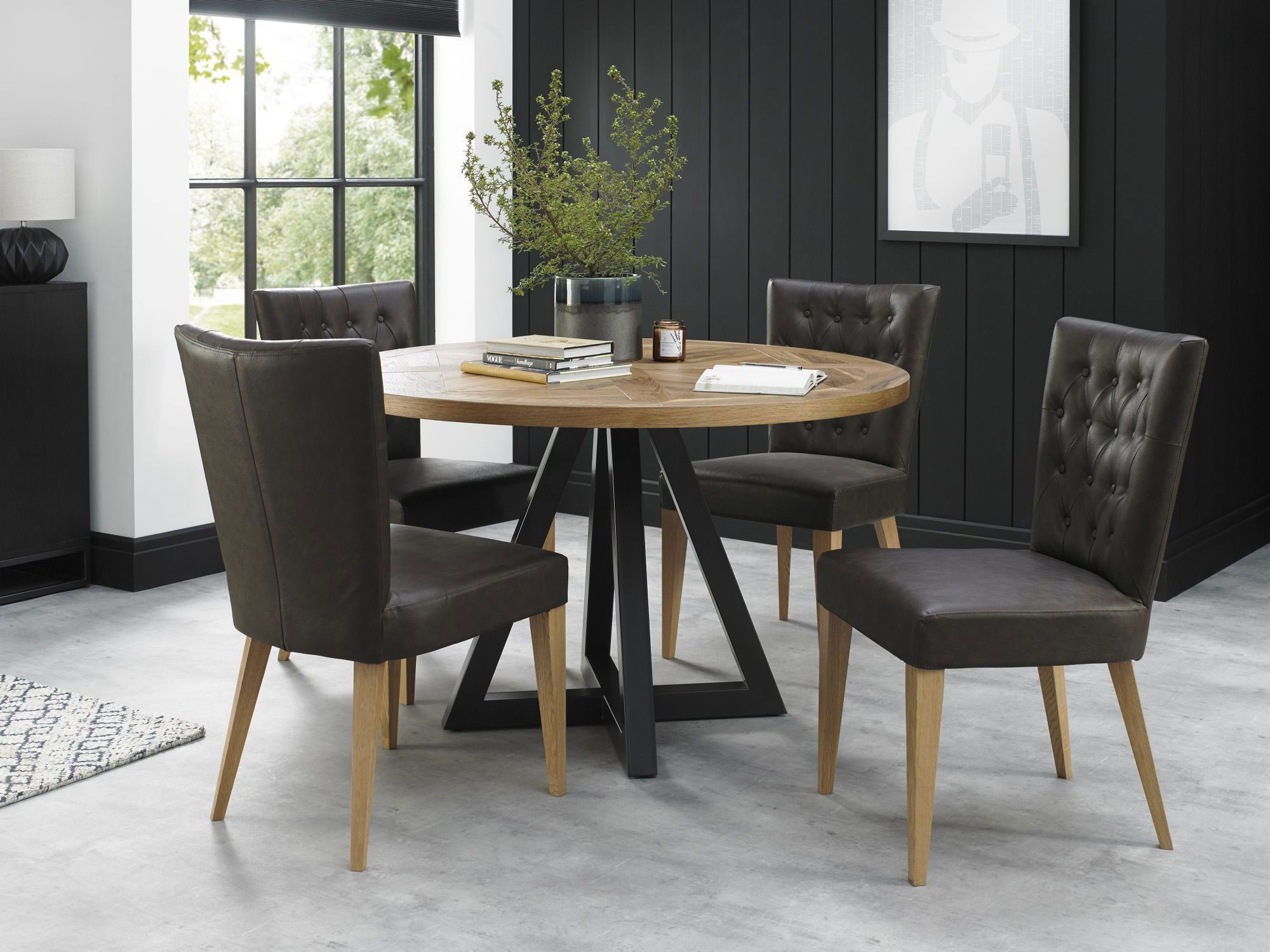 Aranżacja jadalni z okrągłym stołem dębowym i tapicerowanymi krzesłami