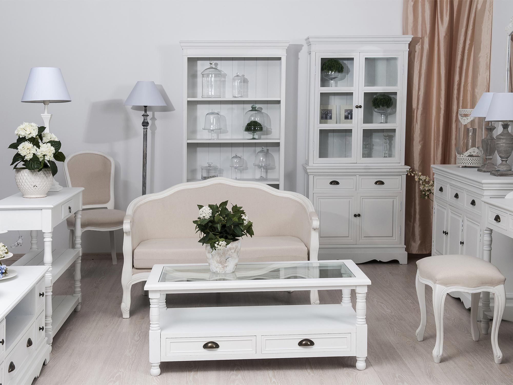 Biała drewniana witryna z przeszklonymi drzwiami w stylu prowansalskim kolor biały