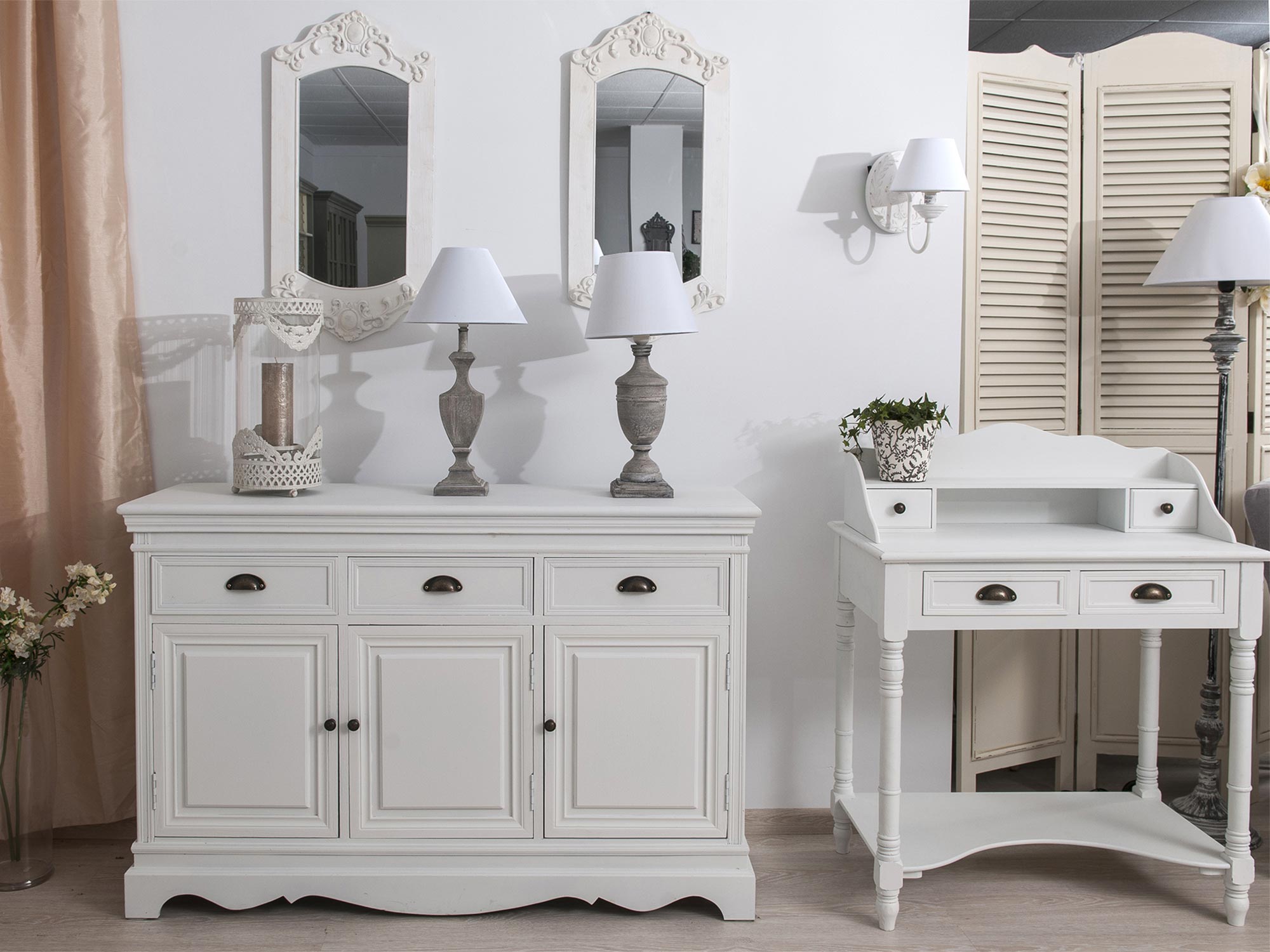 Biała drewniana komoda w salonie