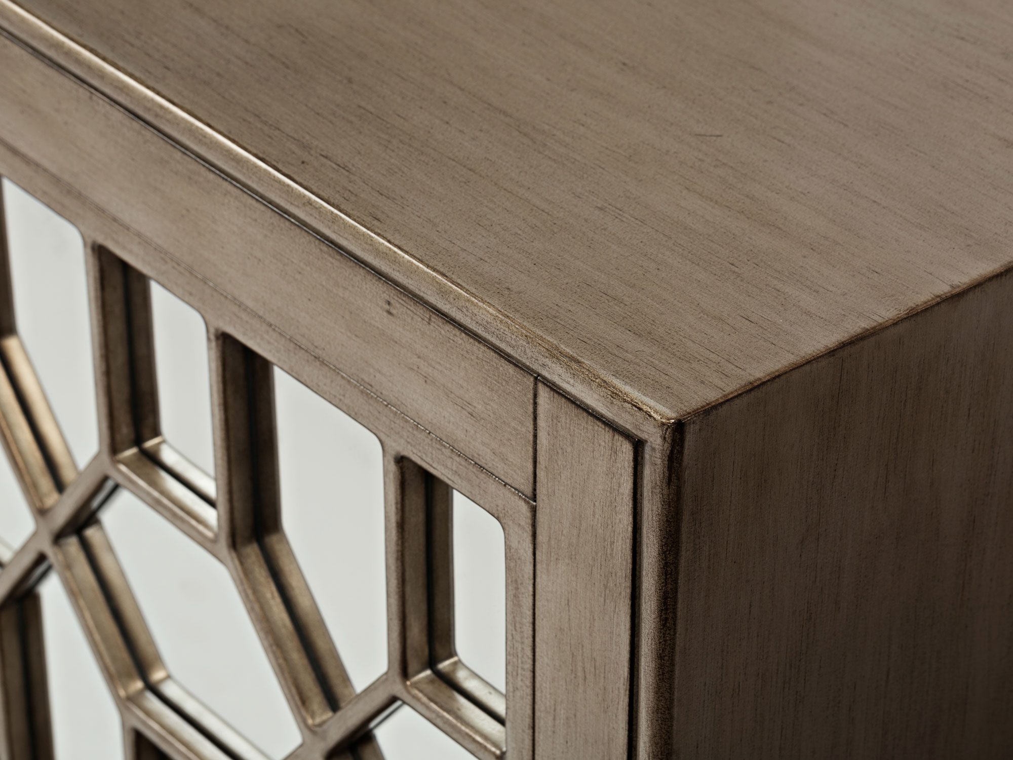 Szczegół wykończenia blatu drewnianej komody w stylu prowansalskim