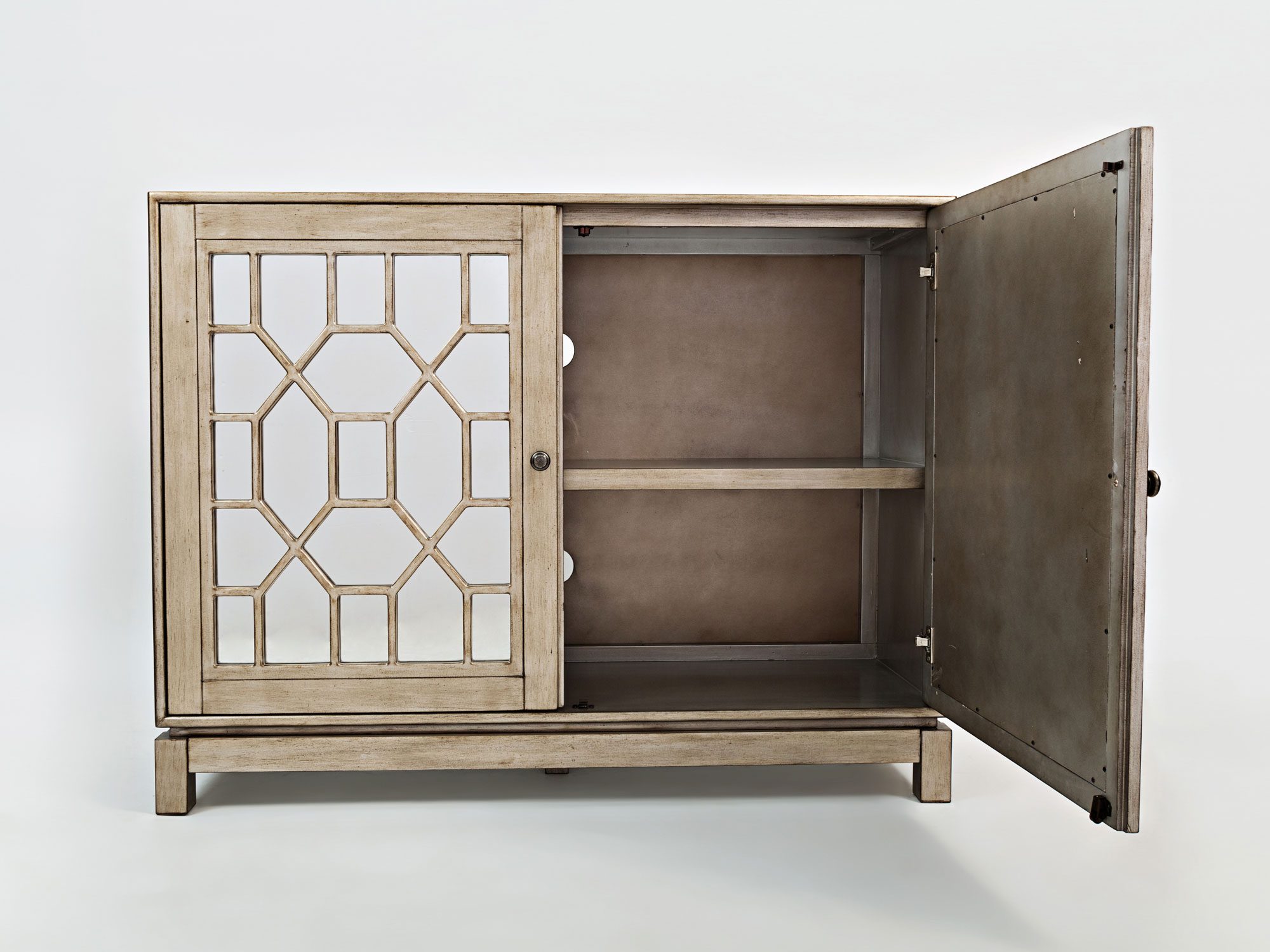 Drewniana komoda z półkami i przeszklonymi drzwiami w stylu vintage