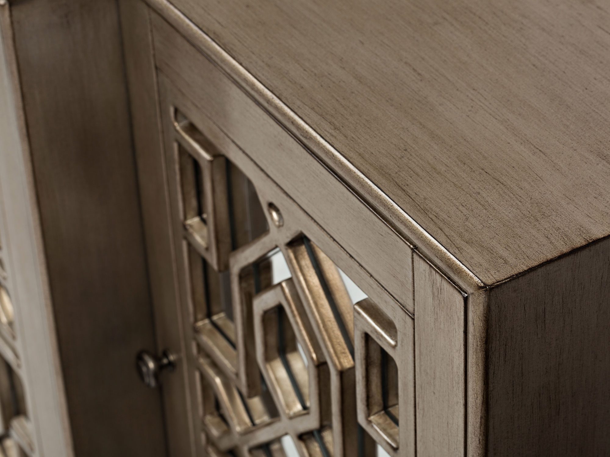 Detal drewnianej komody z dekoracyjnymi frontami w stylu klasycznym kolor beżowy