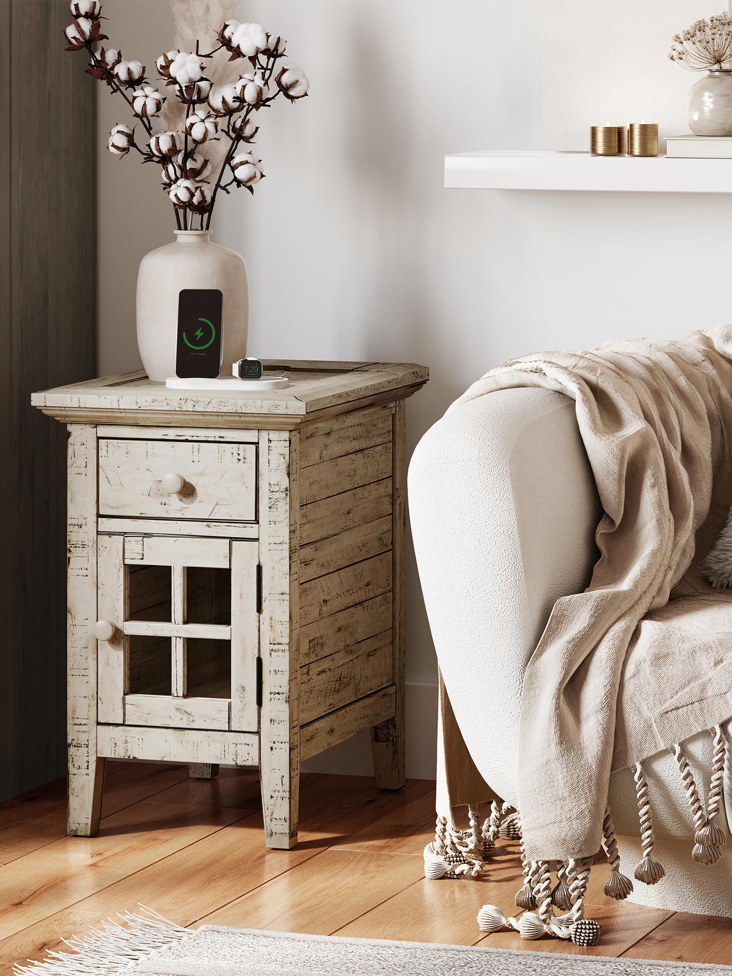 Kremowa szafka nocna z przeszklonymi drzwiczkami w stylu prowansalskim