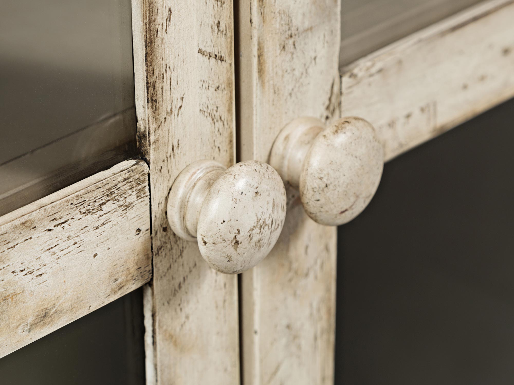 Kremowa komoda rustykalna z eleganckimi uchwytami