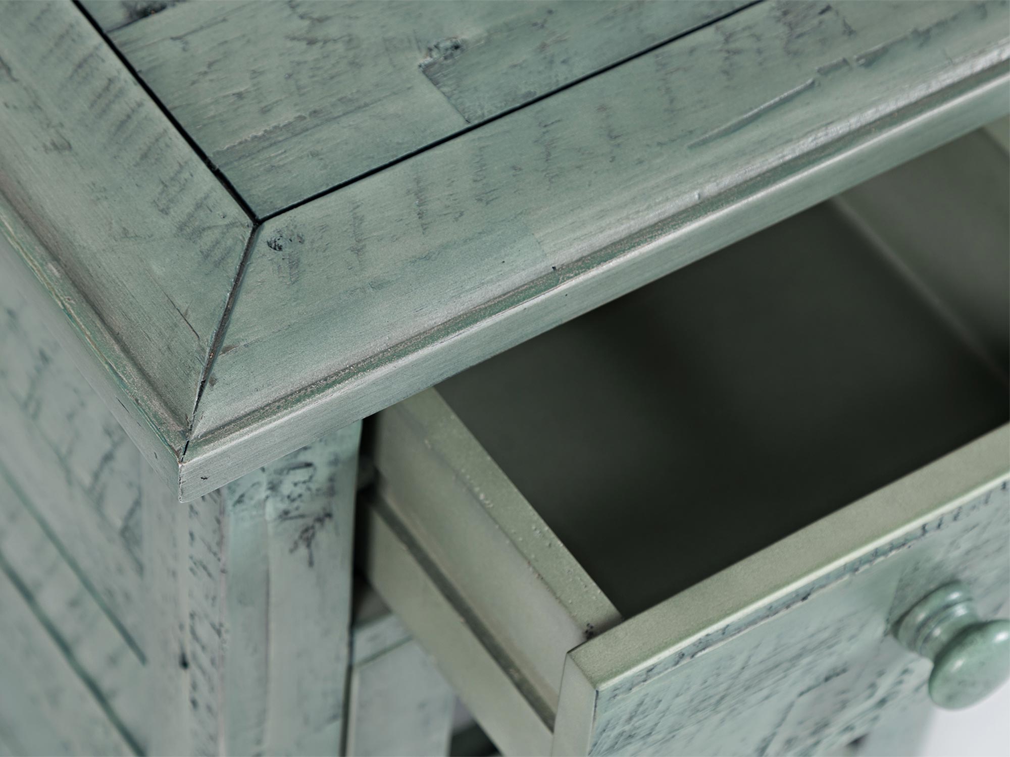 Detal wykończenia drewnianej szafki