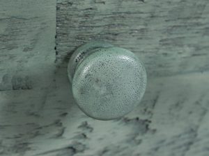 Miniatura 6 - Detail knopky rustykalnej skříňky nocnej