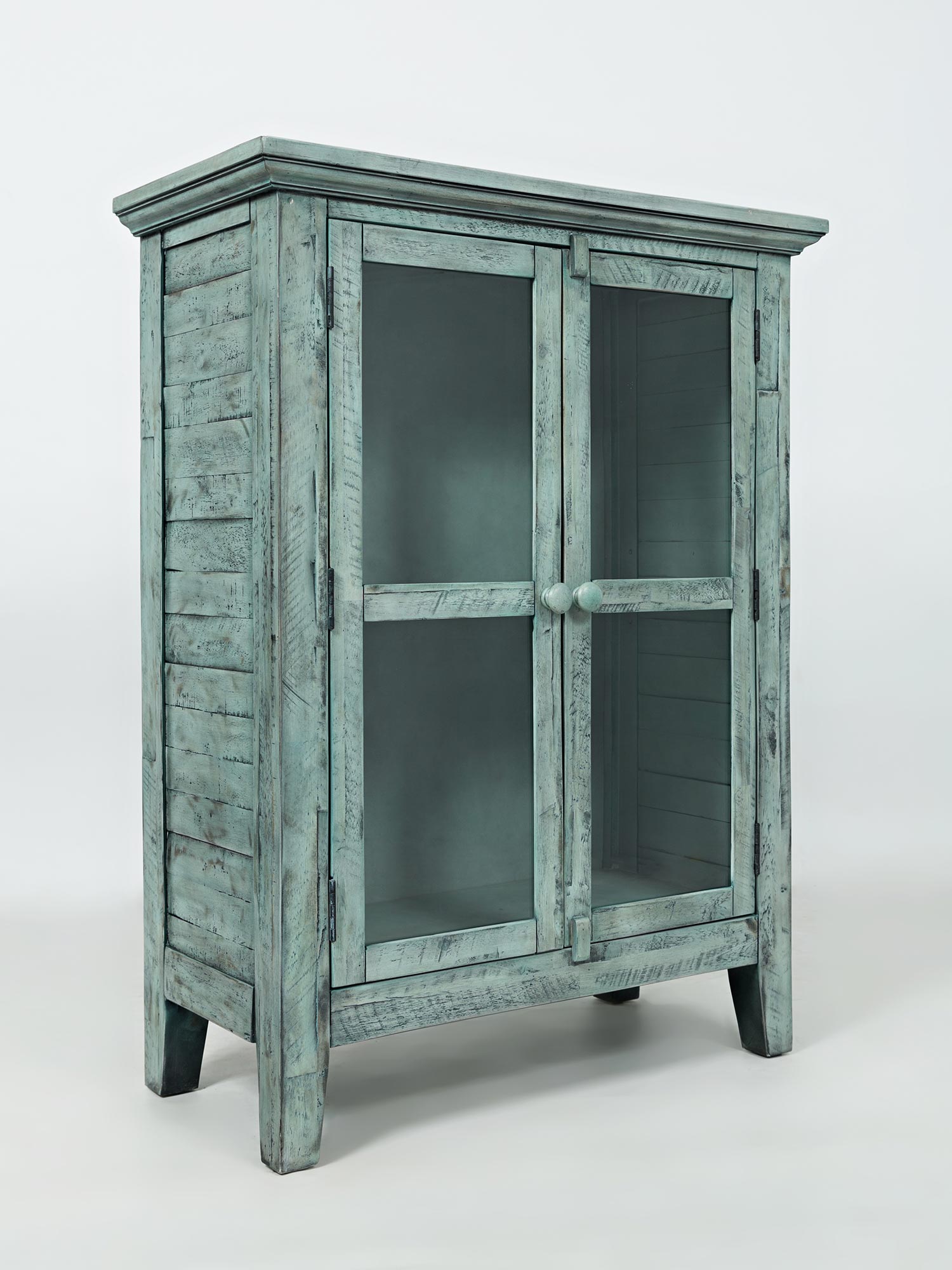 Solidna konstrukcja drewnianej witryny w stylu rustykalnym