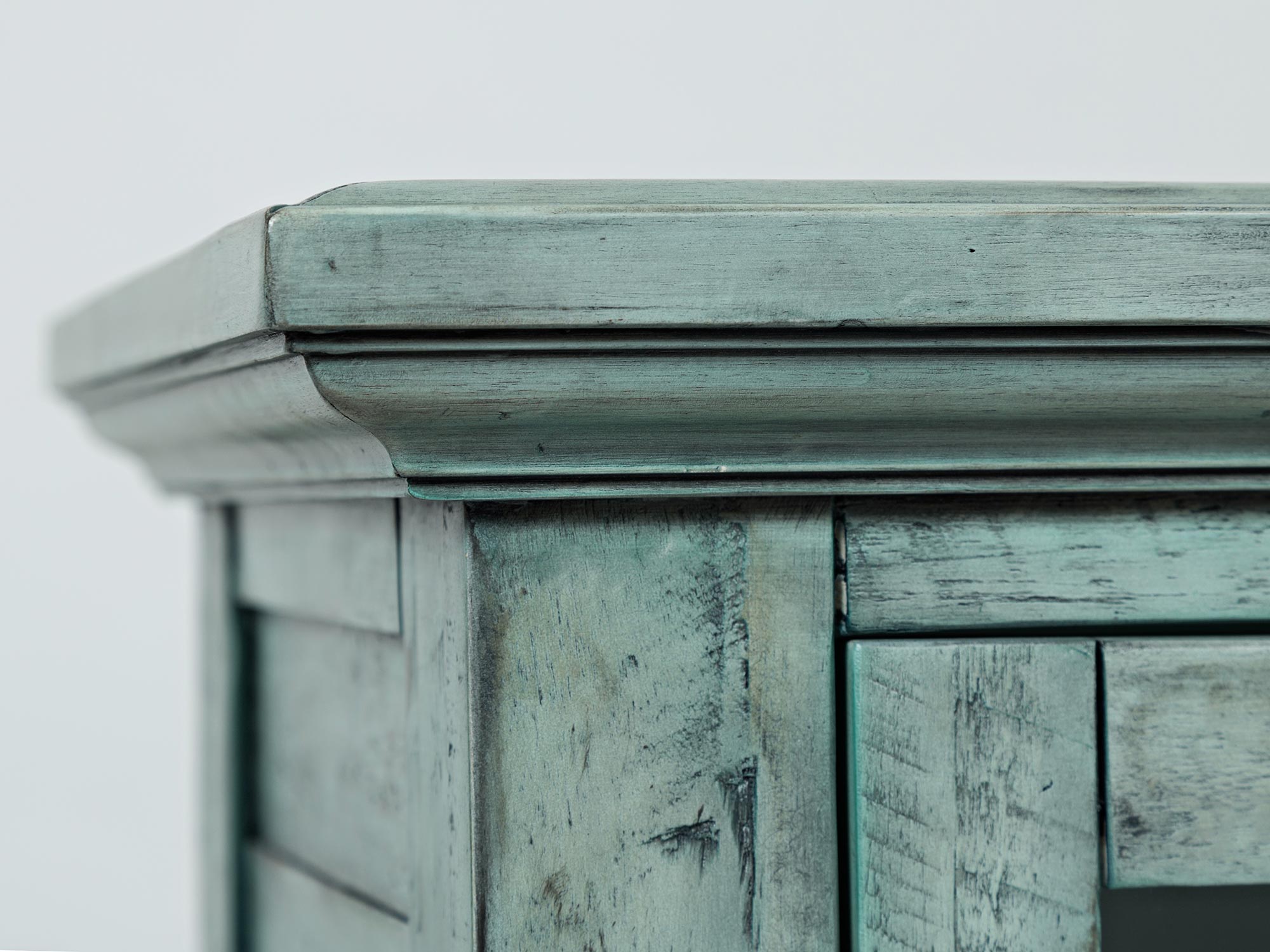 Solidna konstrukcja drewnianej witryny w stylu rustykalnym