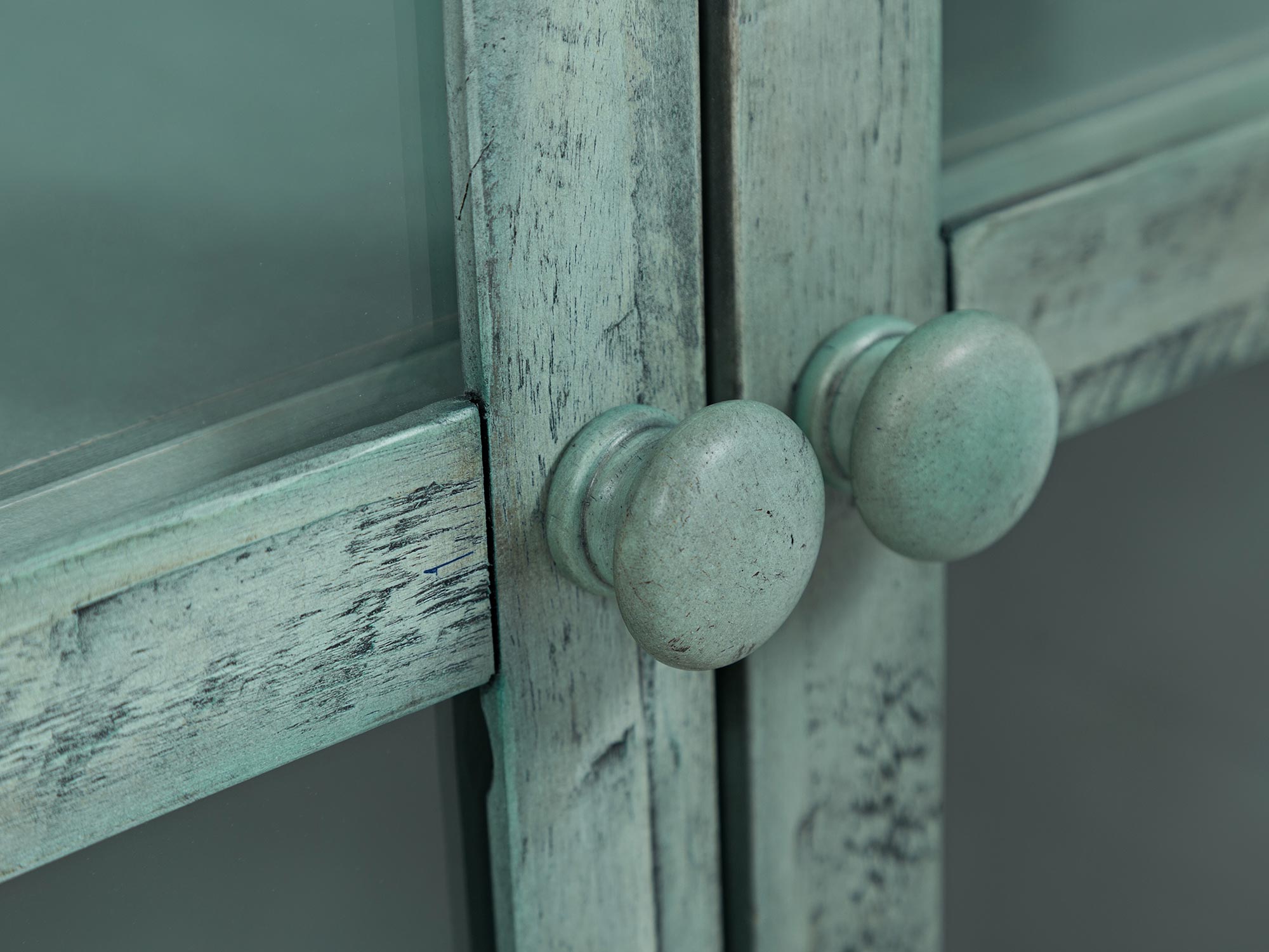 Detal drewnianych uchwytów do witryny w stylu vintage