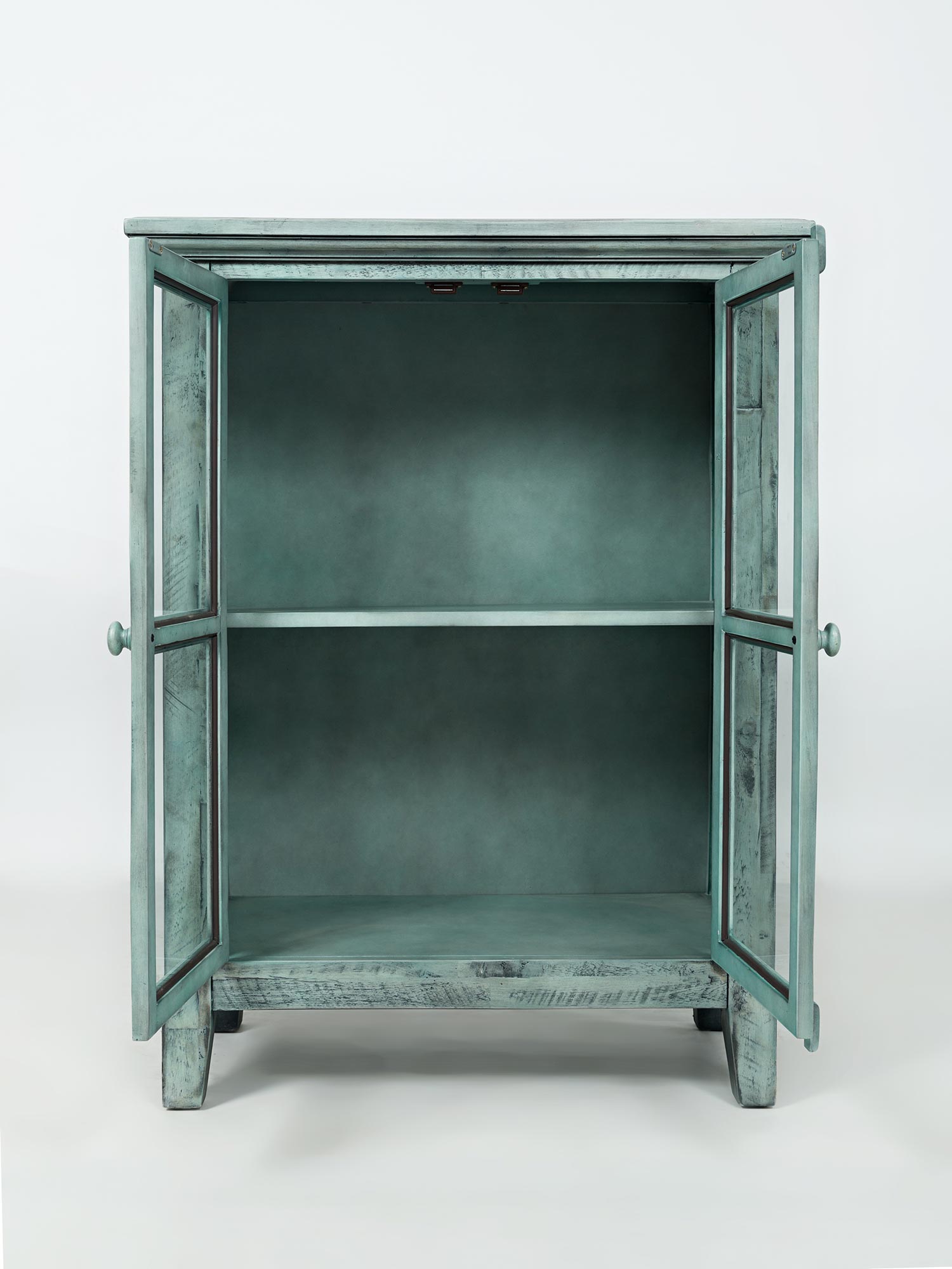 Rustykalna witryna z przeszklonymi drzwiami w stylu vintage